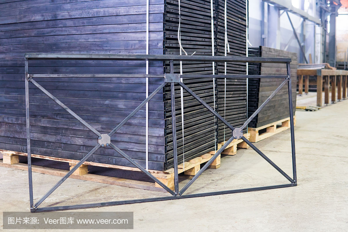 金属加工车间有成堆的金属栅栏